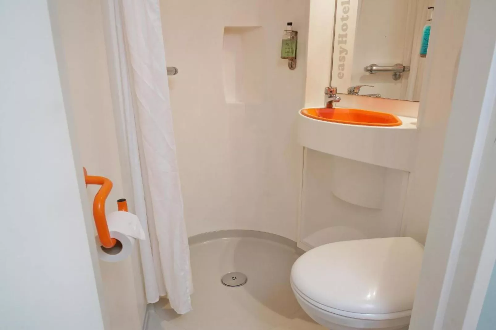 Small Double Room - No Window - Badkamer