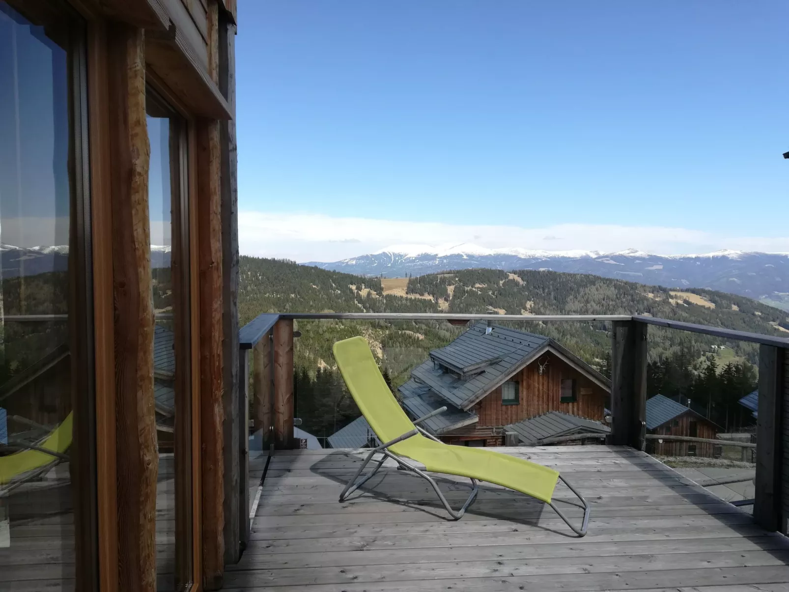 Gemütliche Bergehütte für acht Personen mit Outdoor-Badefass und Sauna - Buiten