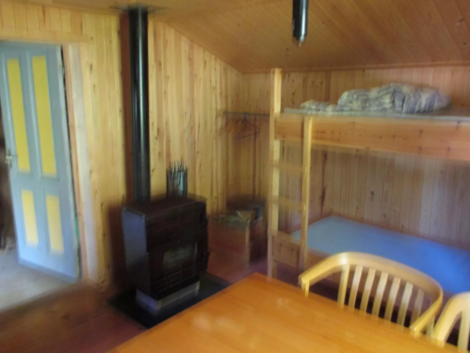 Einfache Holzhütte für das wahre Naturerlebnis am Stausee - Binnen