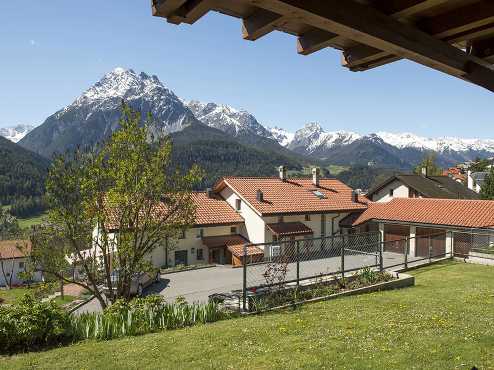 Chasa Bainvgnü, (Scuol). - Buiten