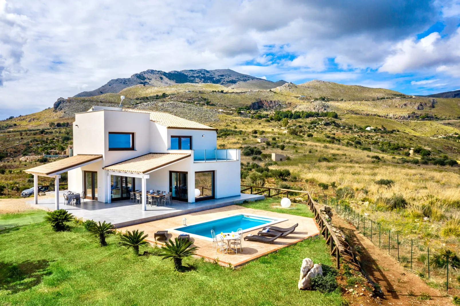 Villa Rocchi Livreri - Buitenkant zomer