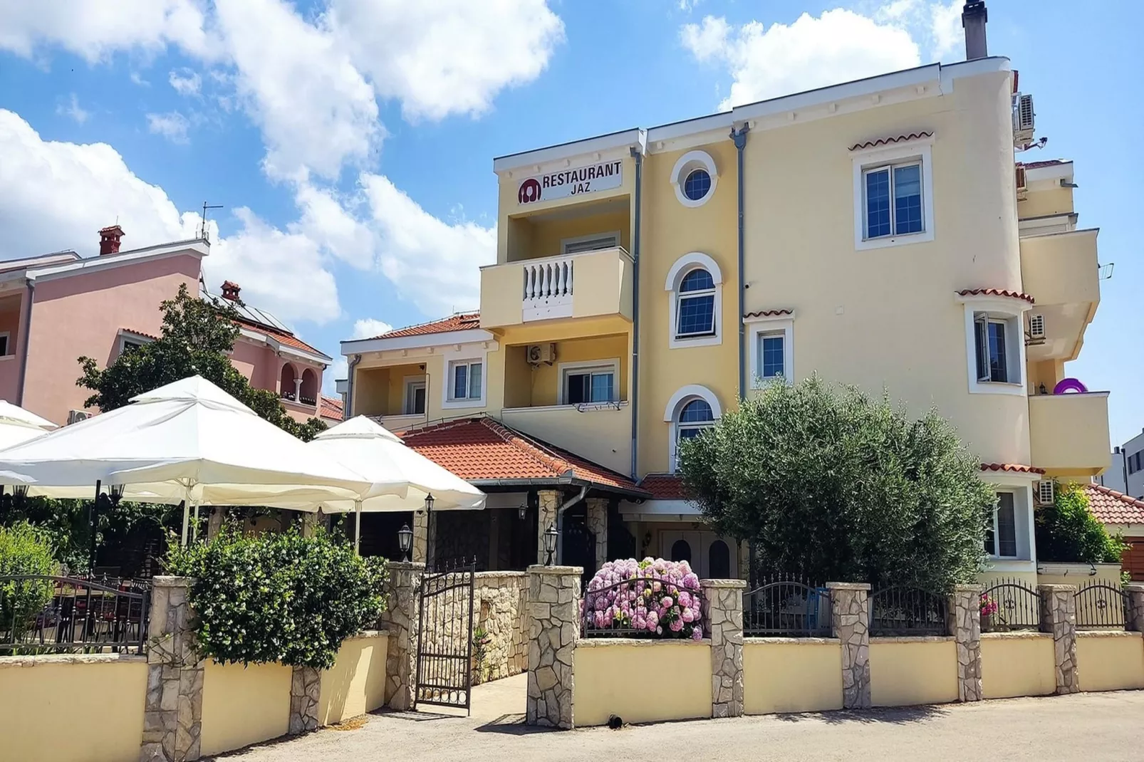 Beachfront apartment Mareo 5 - Buitenkant zomer