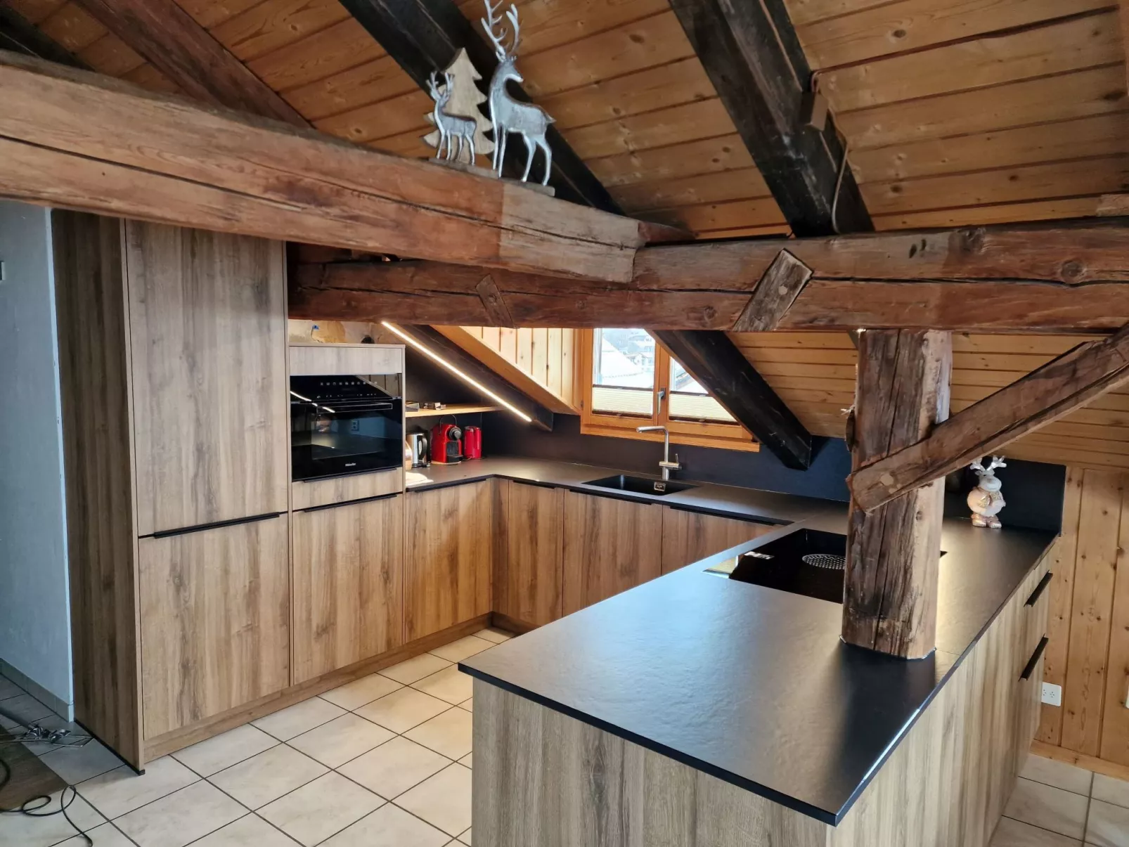 Dachwohnung Plazzetta 23, (Sent). - Binnen