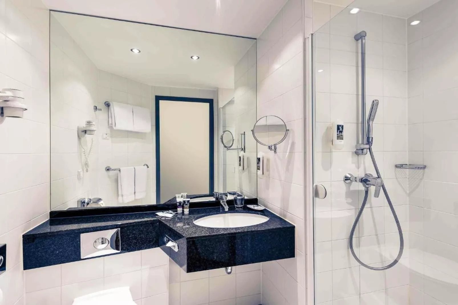 Hotel Düsseldorf - Double Room - Disability Access - Badkamer