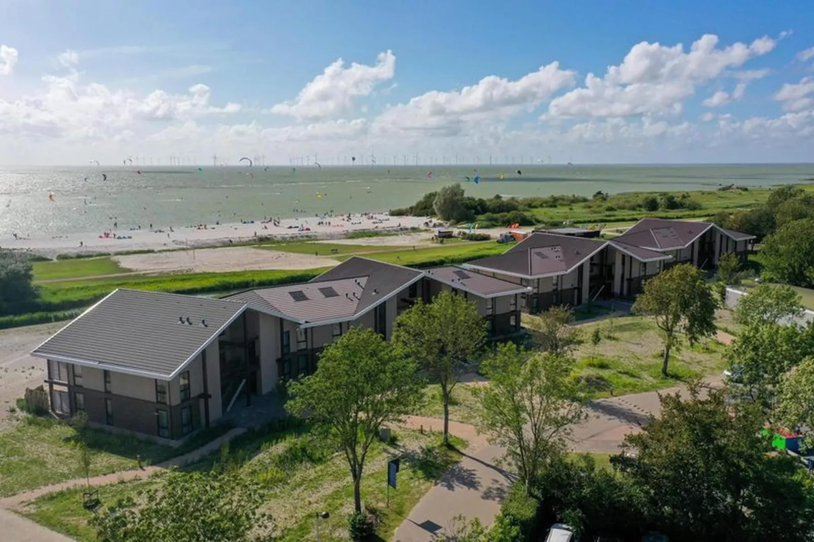 Luxury Beach Apartment | 6 Pers. - Buitenkant zomer
