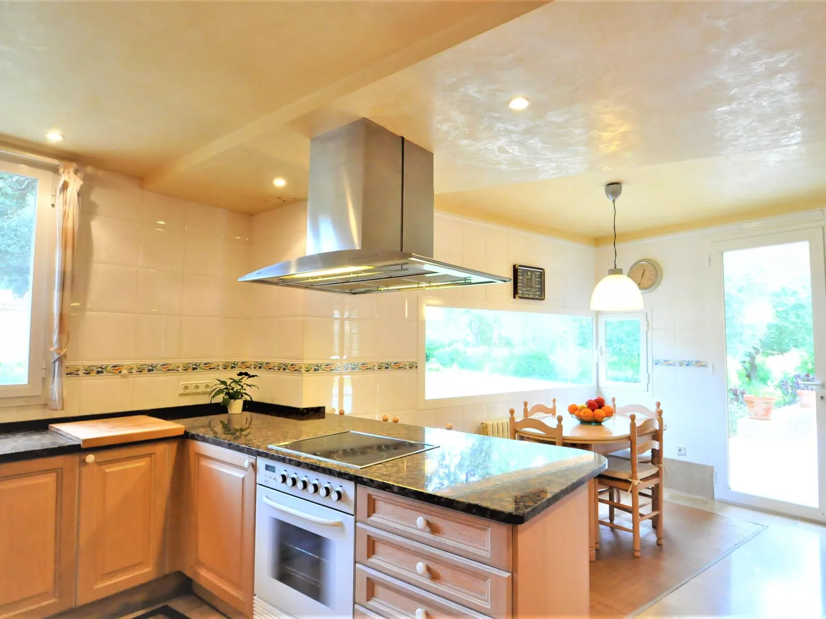 Villa con piscina y pista de tenis privada ideal para familias.  - WiFi Gratis - Buiten