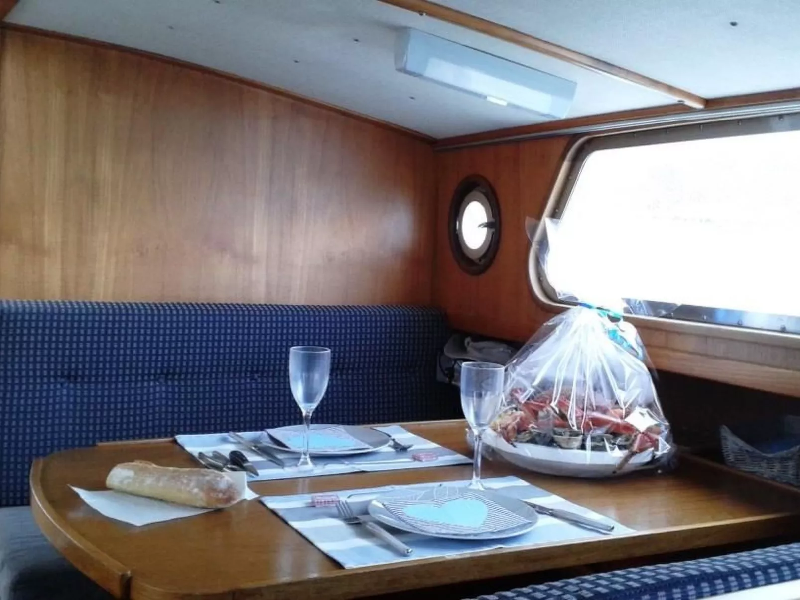 Yacht Time Out am Kai - Image-tags.info