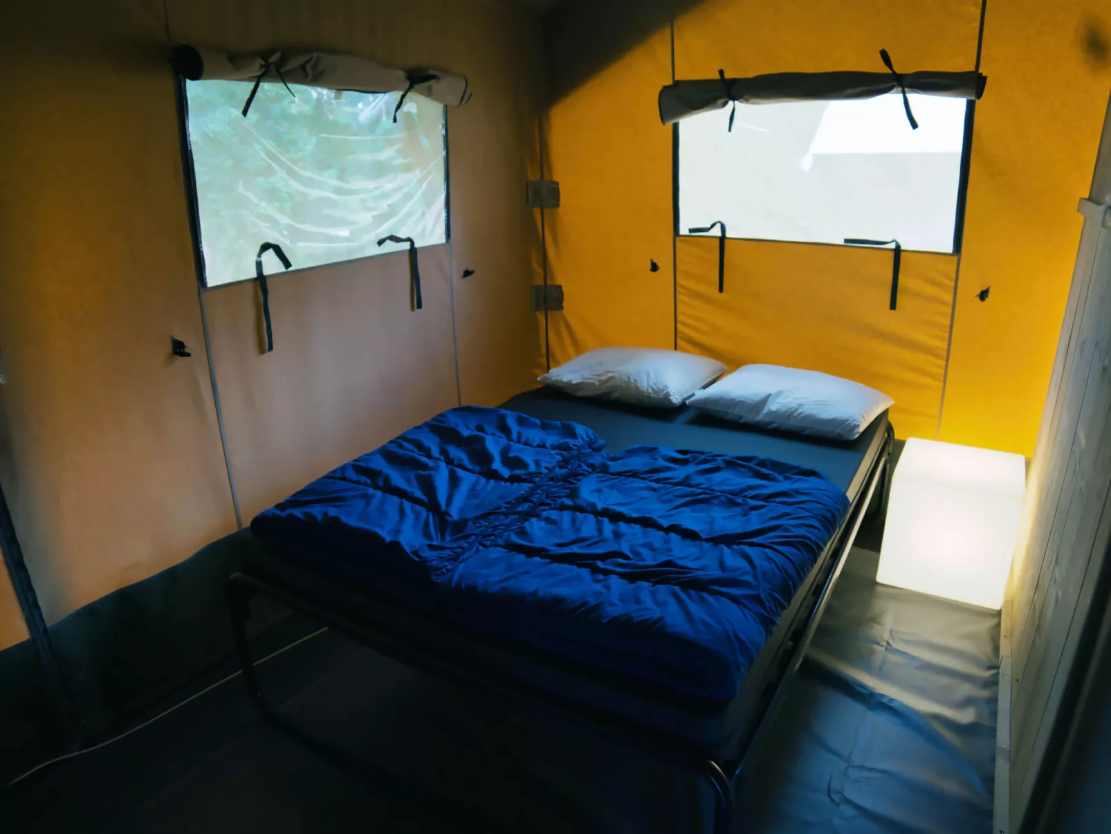 Camping 2000 - Safaritent Medium - Binnen