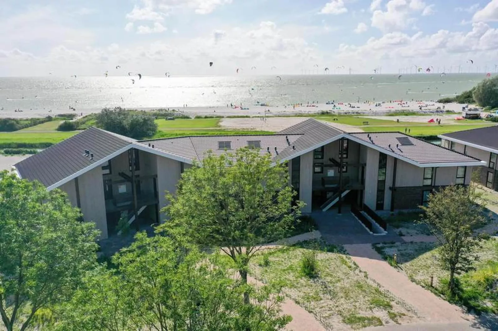 Luxury Beach Apartment | 8 Pers. - Buitenkant zomer