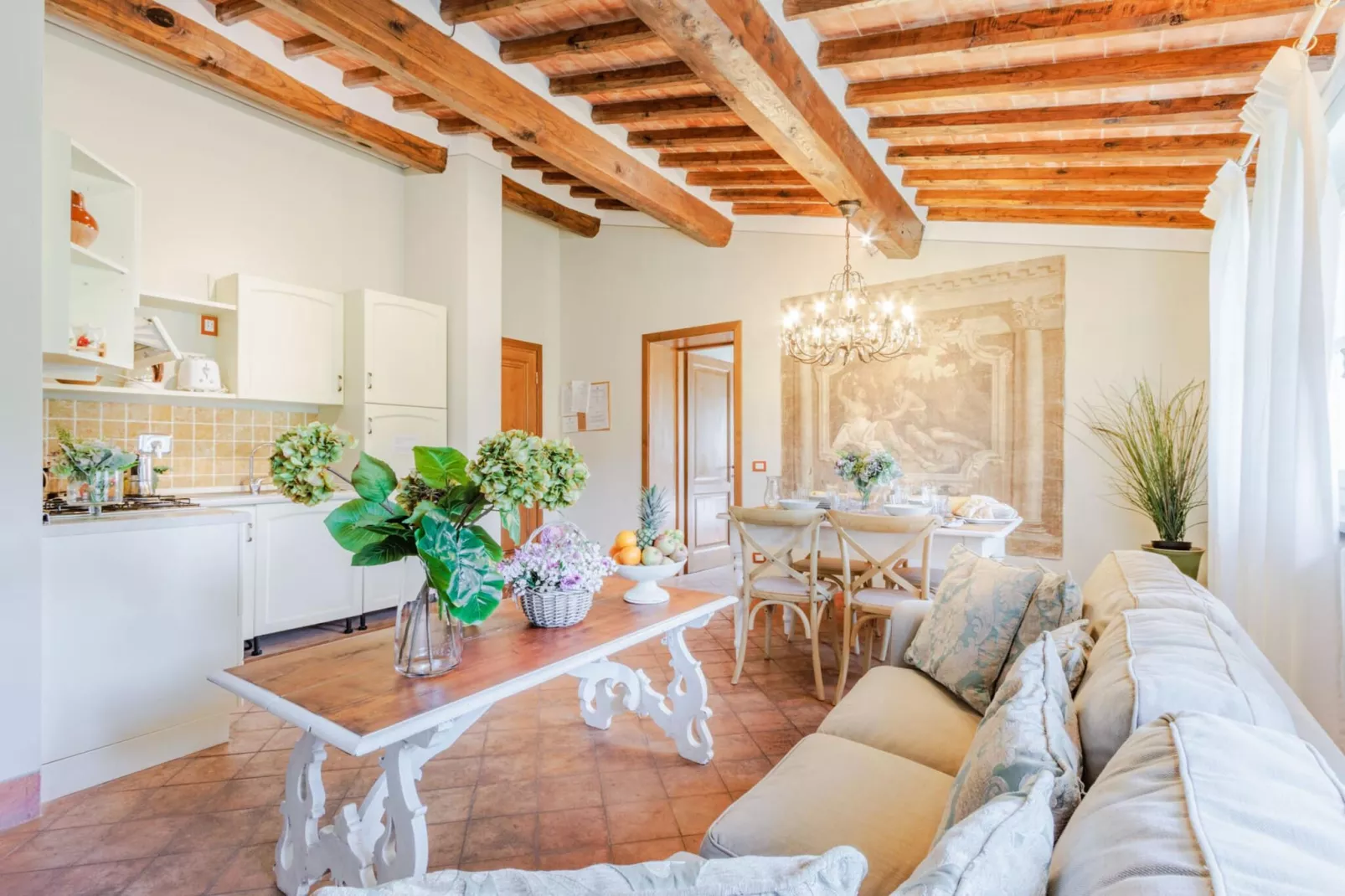 Pietro Farmhouse Apartment in Wine Resort in Lucca - Woonkamer