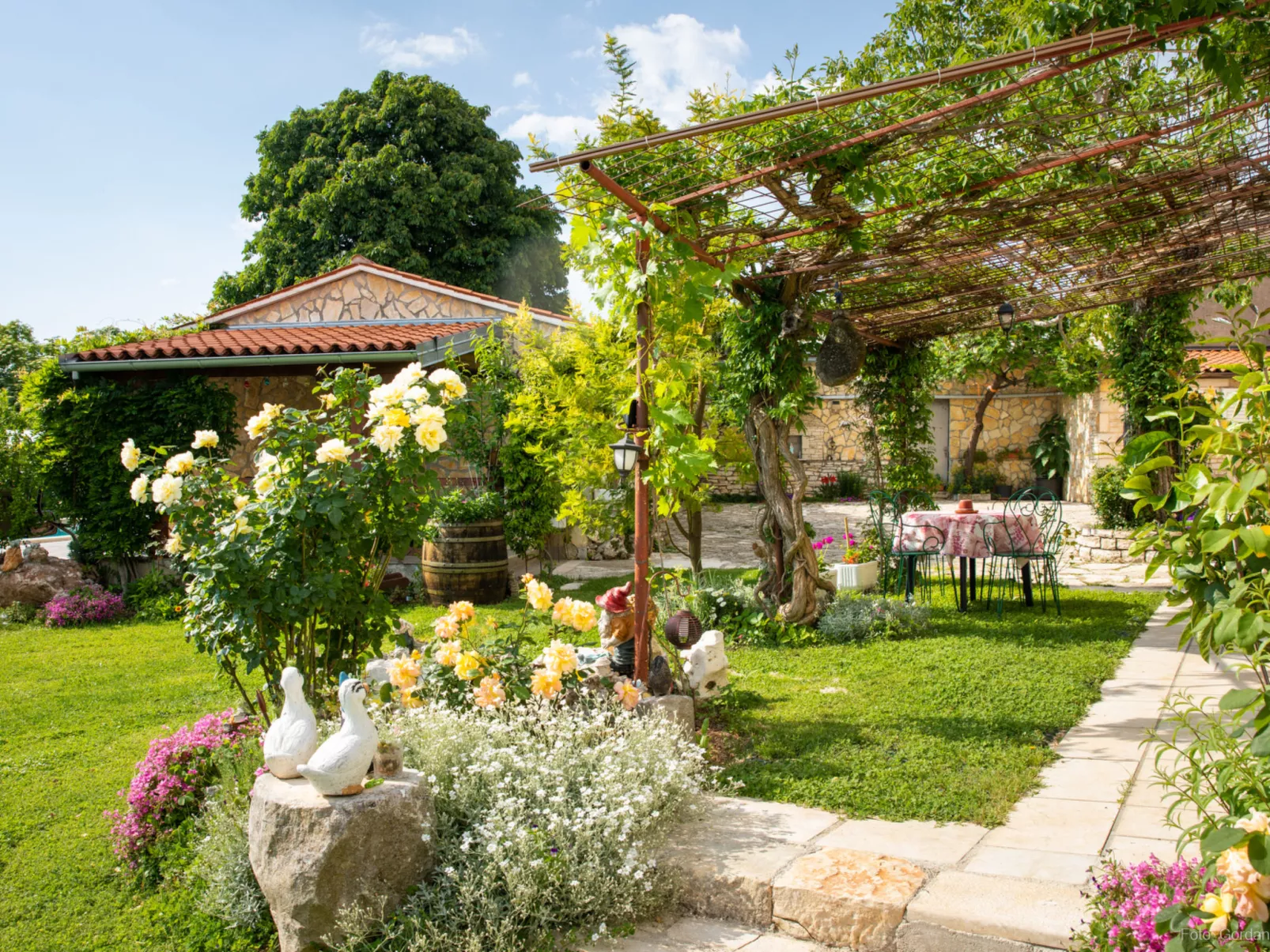 House Barat - Buiten