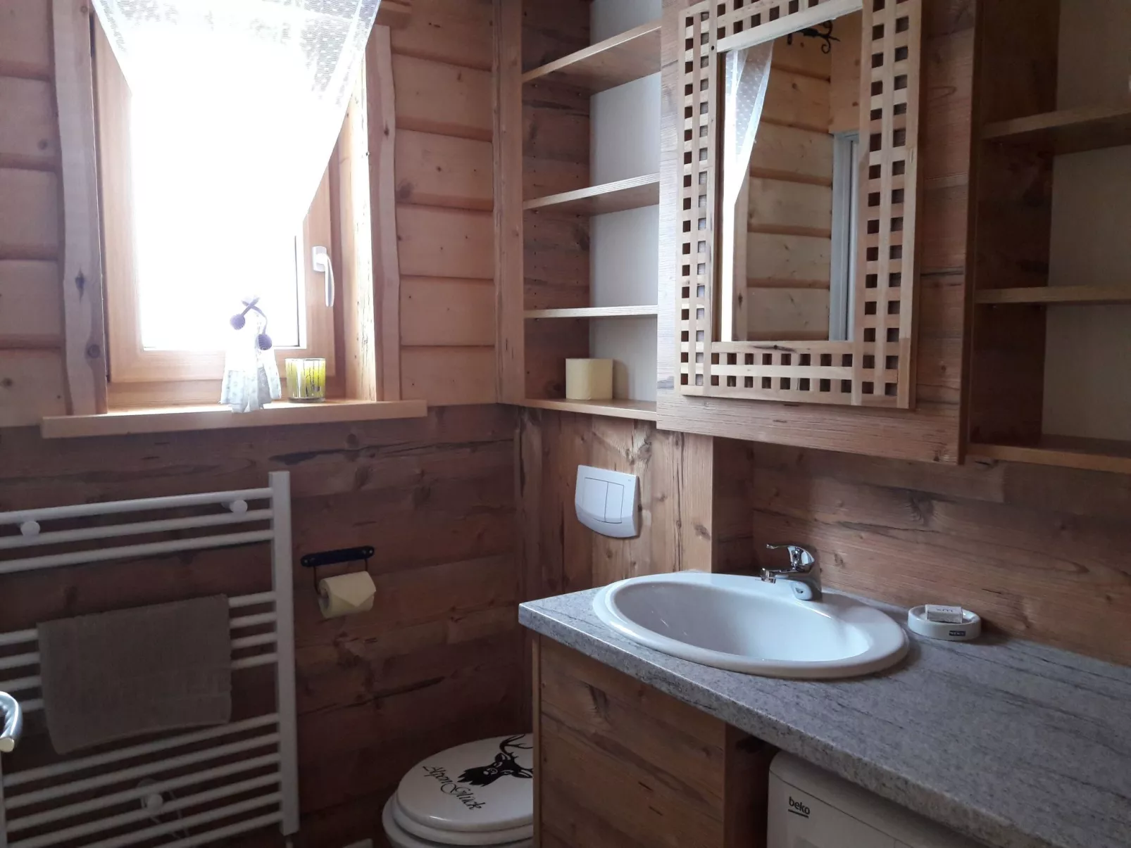 Gemütliche Bergehütte für acht Personen mit Outdoor-Badefass und Sauna - Binnen