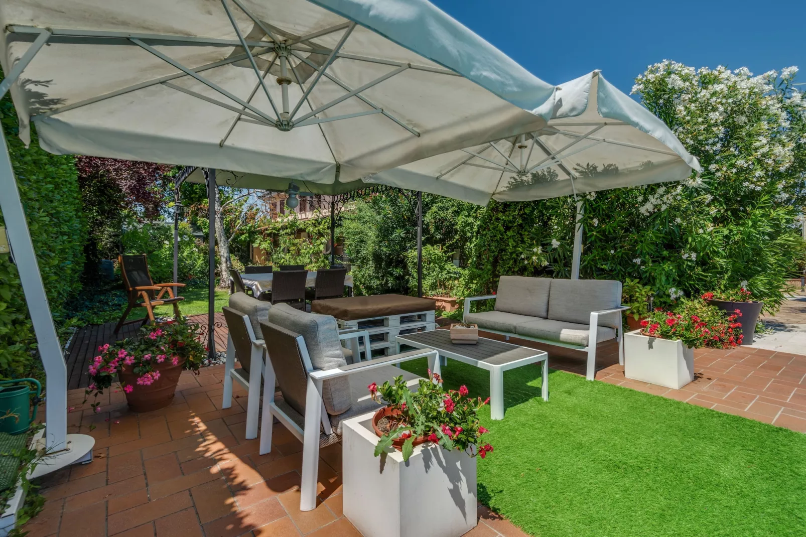 Casa Vacanze situata tra Mantova Verona e il Lago di Garda - Il Trigolo - Tuinen zomer