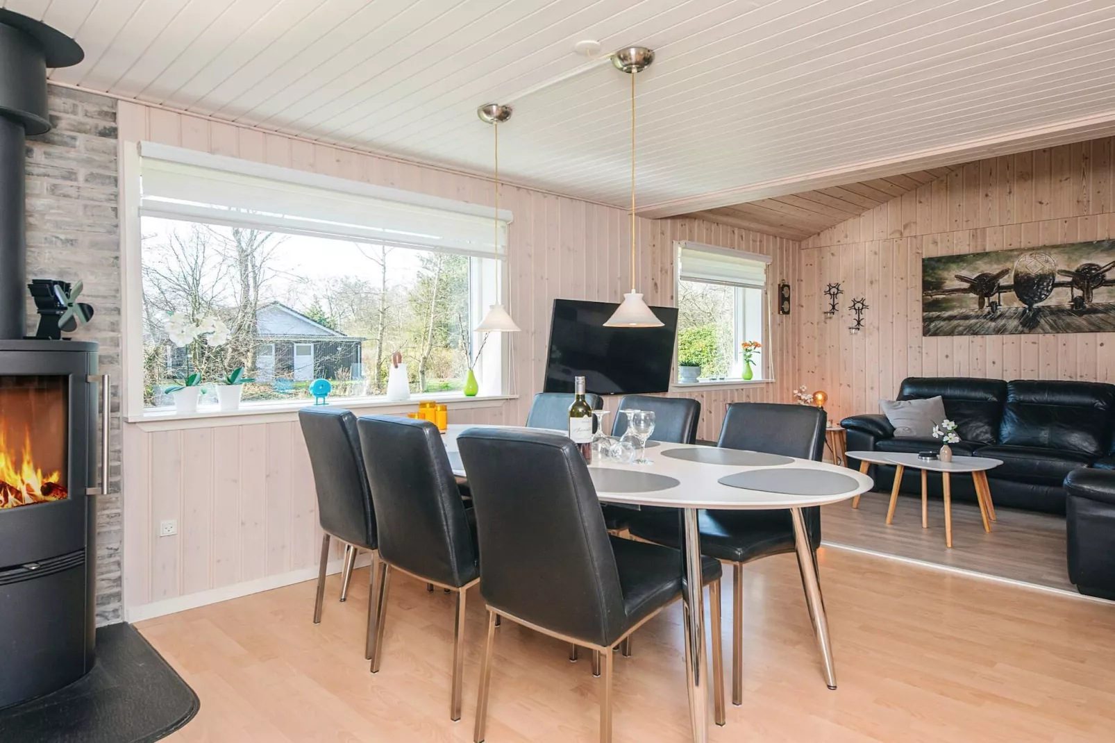 Huis met houtkachel en aanbouw