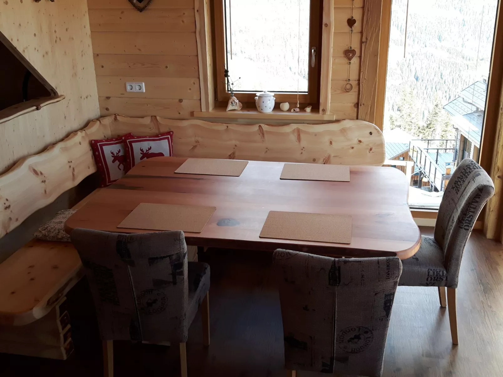 Gemütliche Bergehütte für acht Personen mit Outdoor-Badefass und Sauna - Binnen
