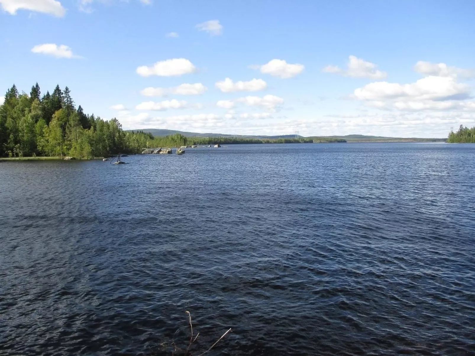 Einfache Holzhütte für das wahre Naturerlebnis am Stausee - Buiten