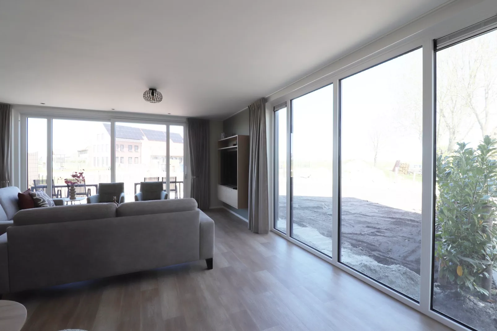 Moderne hoekvilla middenin Friesland - Woonkamer
