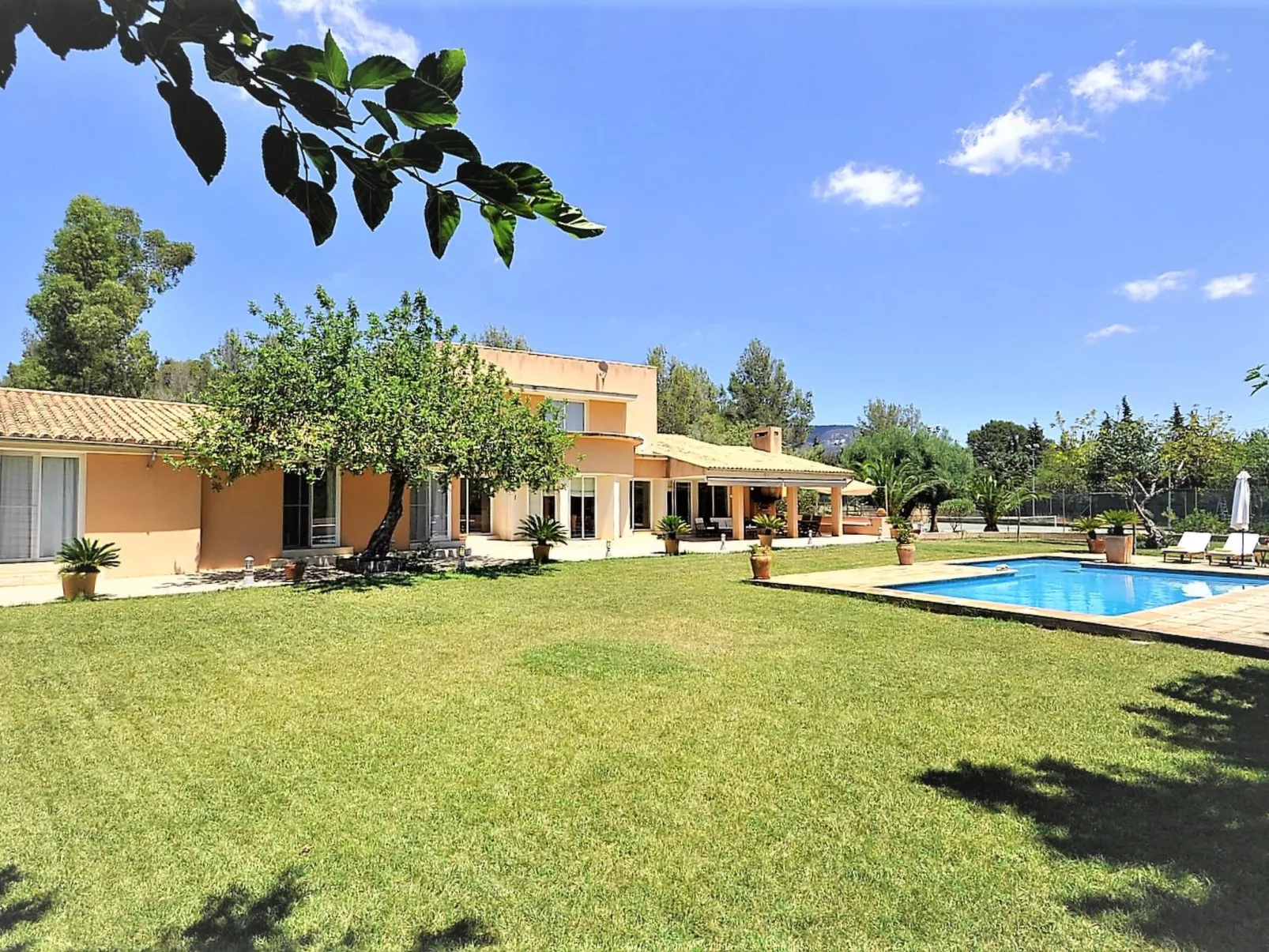 Villa con piscina y pista de tenis privada ideal para familias.  - WiFi Gratis - Buiten