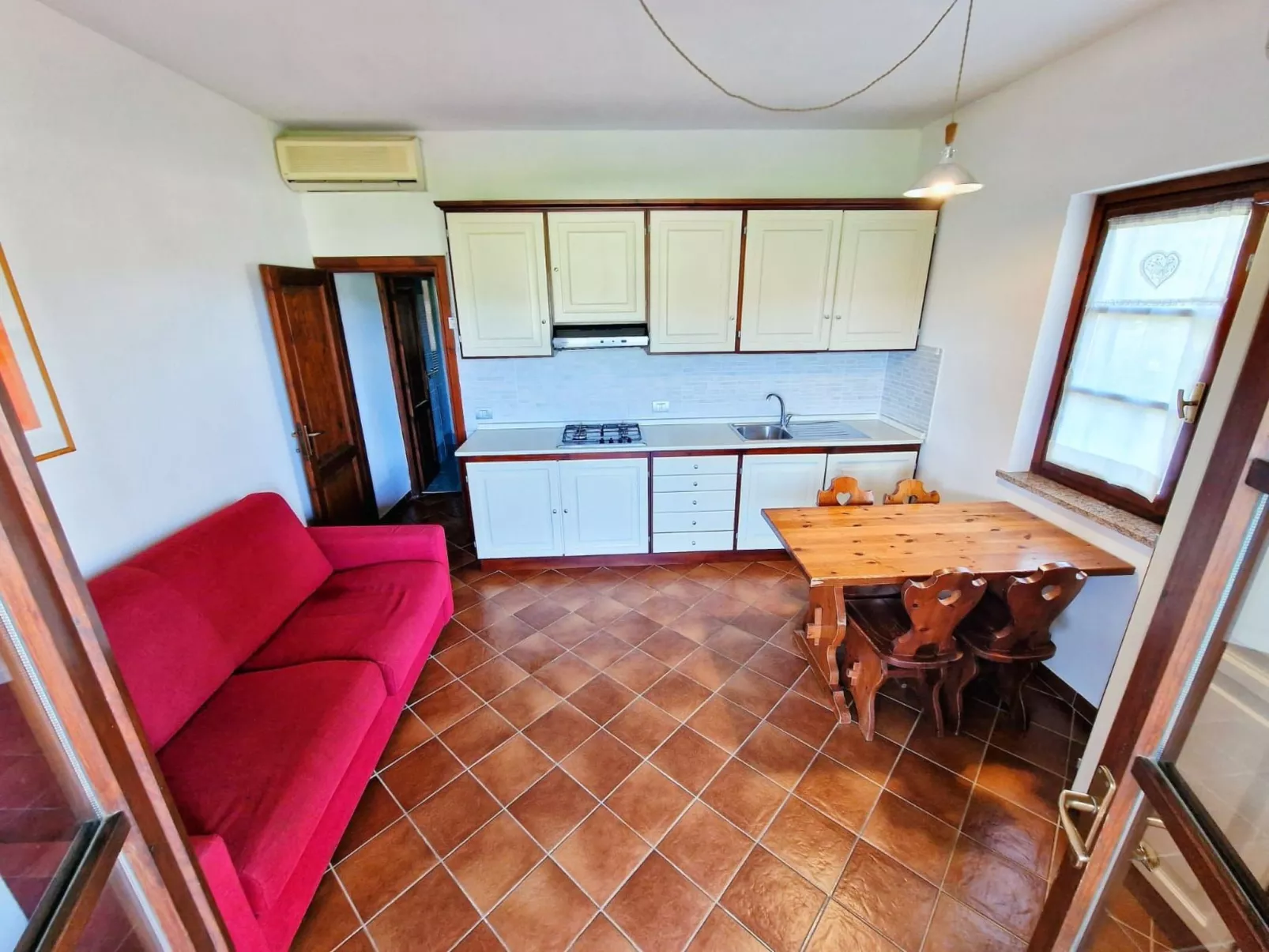 Zweizimmerwohnung mit Schlafzimmer mit Doppelbett und Schlafsofa - Image-tags.info