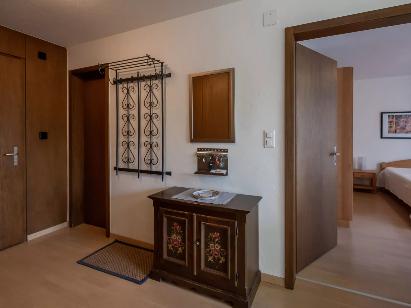 Putzprinz Gujan Ferienwohnung, Haus Surmir B / 16, (Flims Waldhaus). 2.5-Zimmer - Binnen