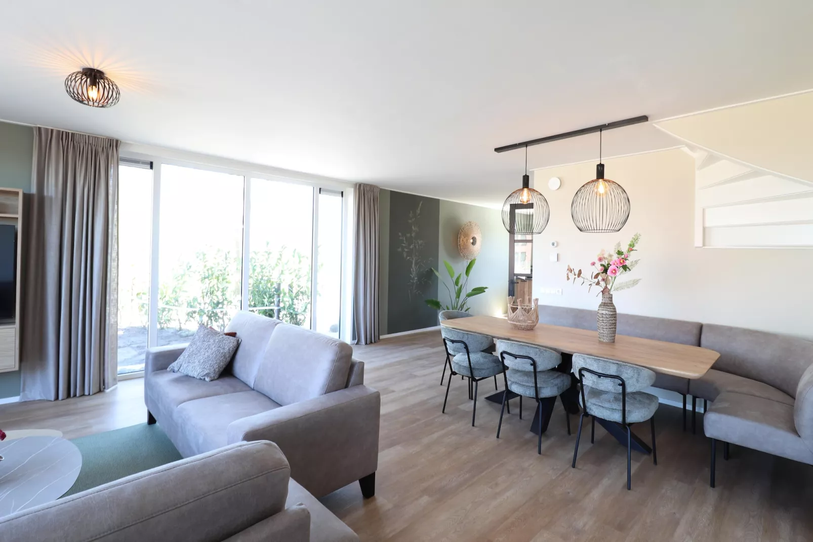 Moderne hoekvilla middenin Friesland - Woonkamer