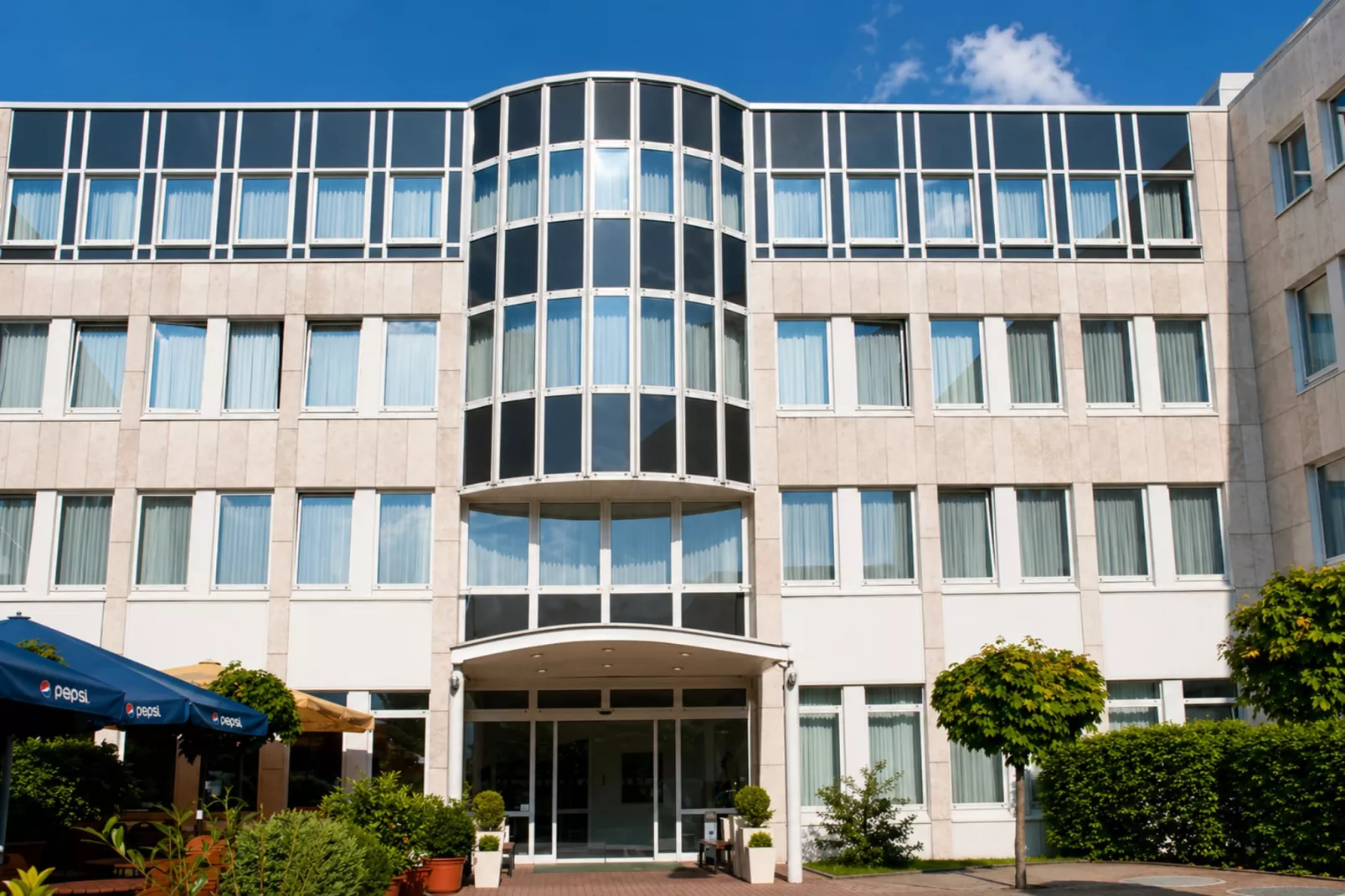 Holiday Inn Frankfurt Neu-Isenb - Superior Double Room - Buitenkant zomer