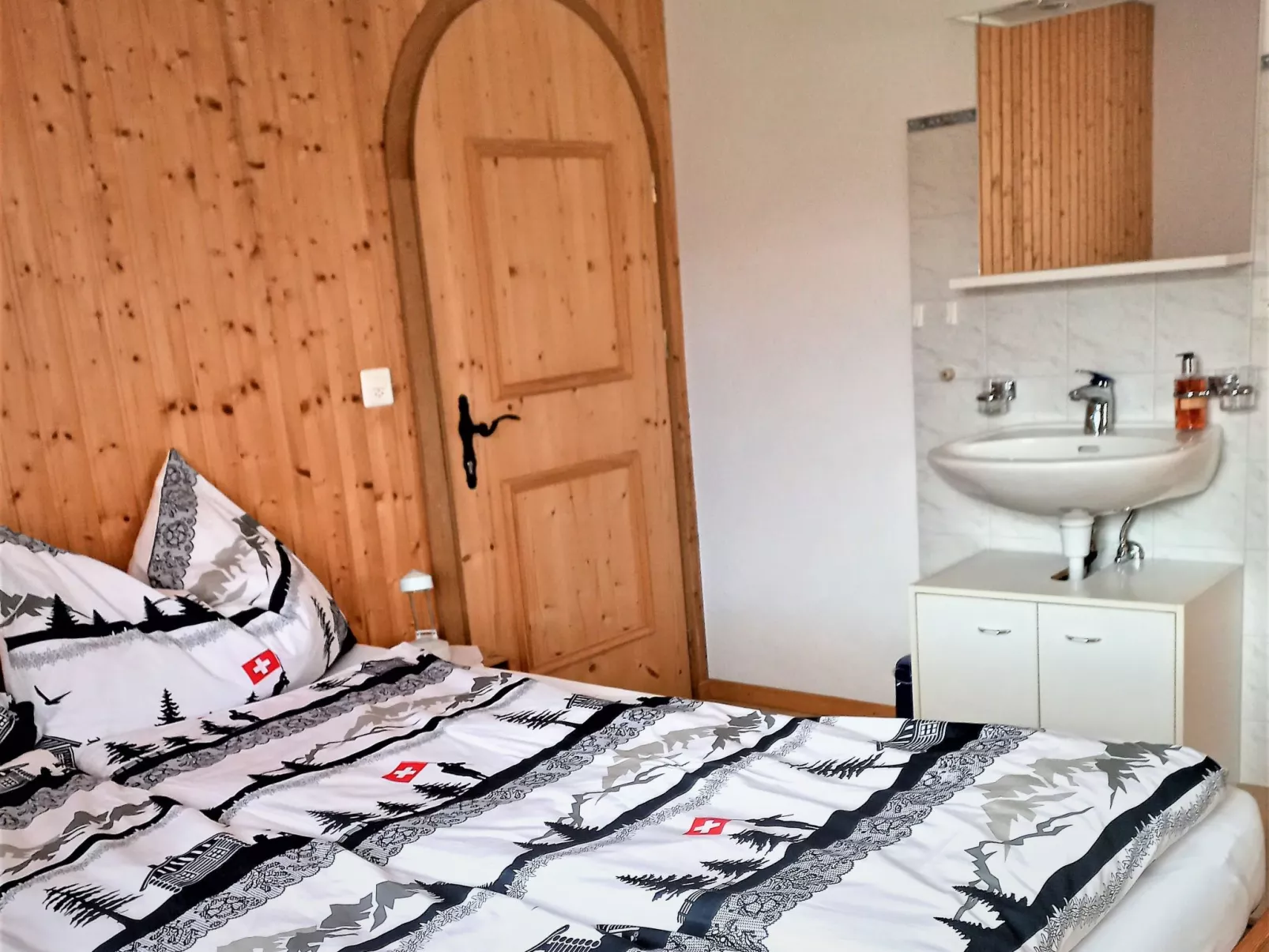 Ferienwohnungen Teuriblick A&B, (Splügen). - Binnen