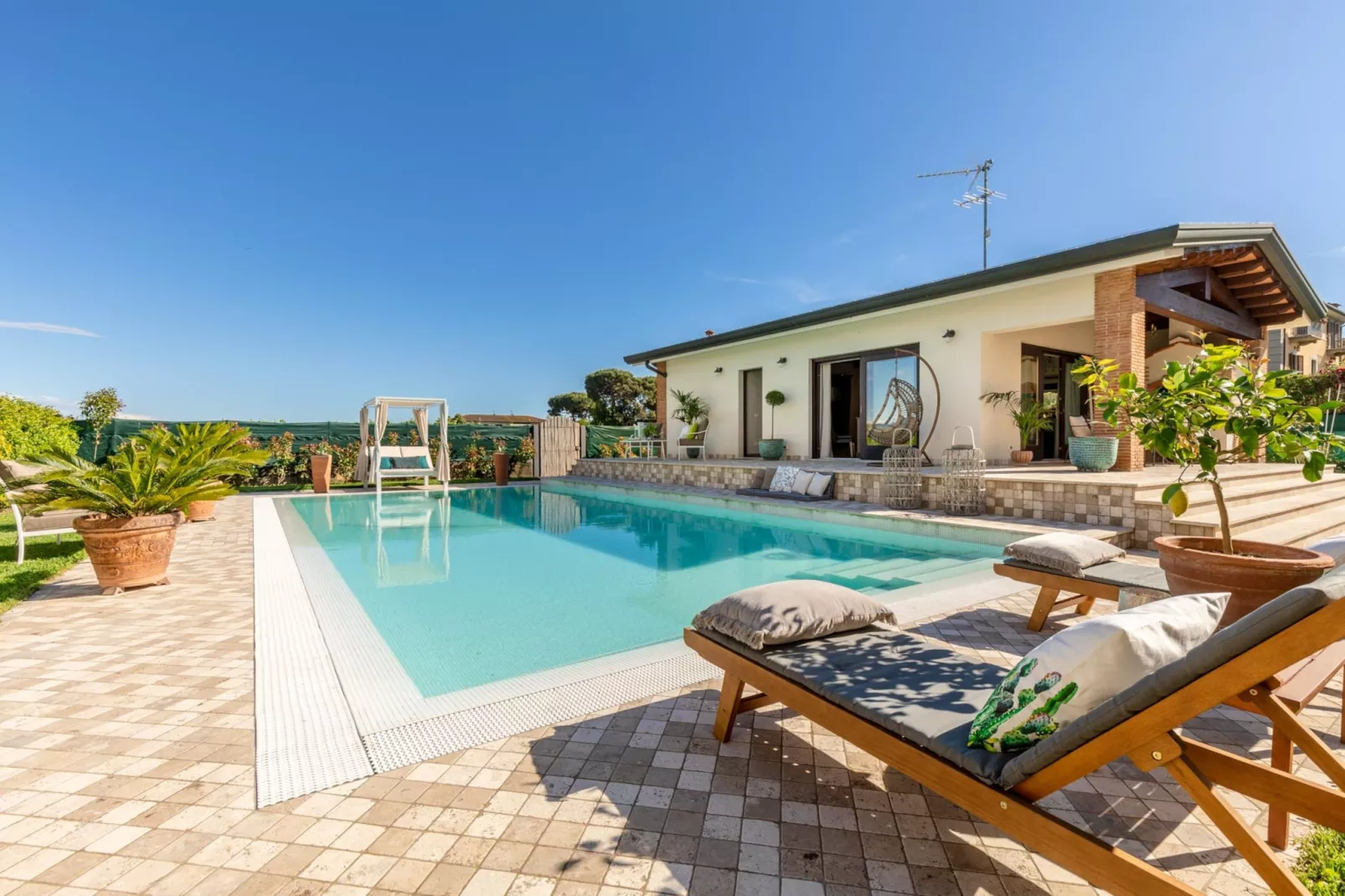The Luxury Beach Villa - Zwembad