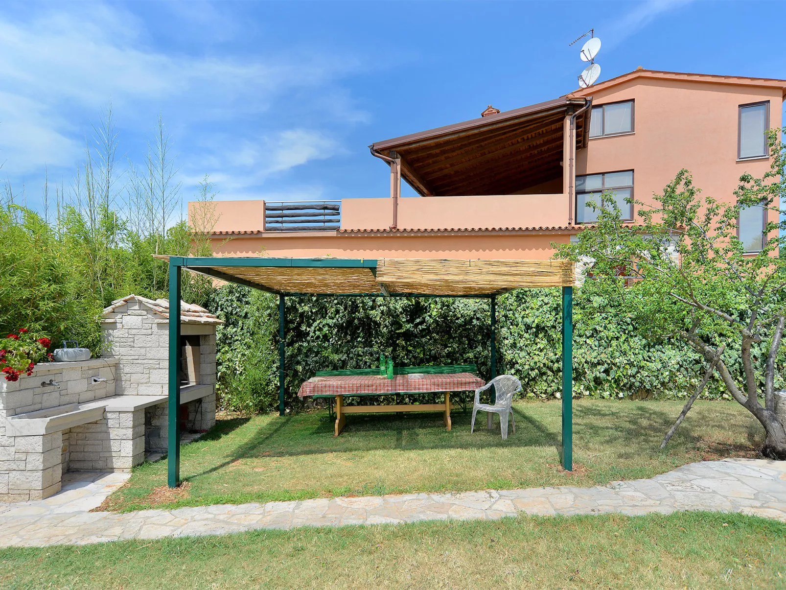 House 2136 - Buiten
