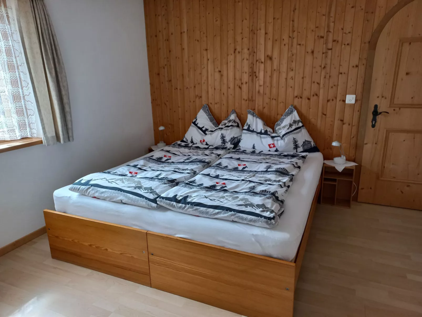 Ferienwohnungen Teuriblick A&B, (Splügen). - Binnen