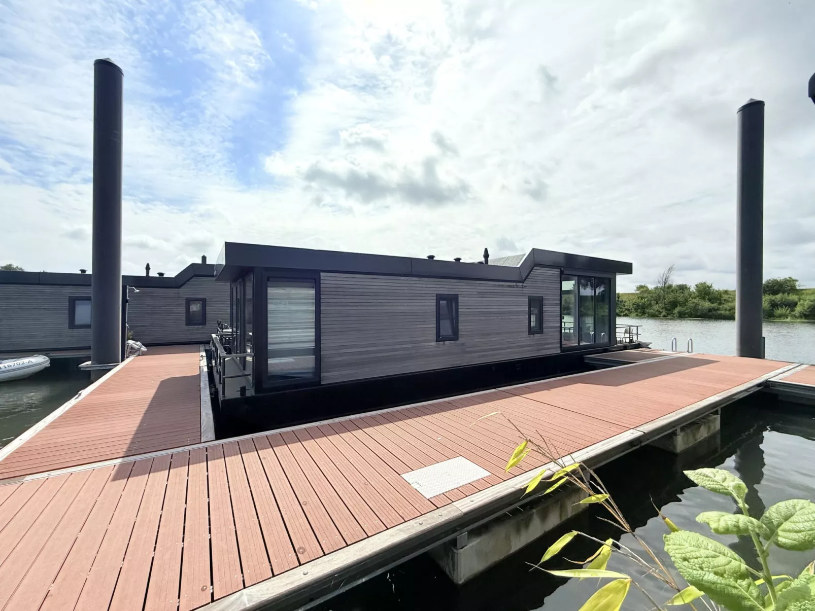 Maasterp - Woonboot 5 - Buiten