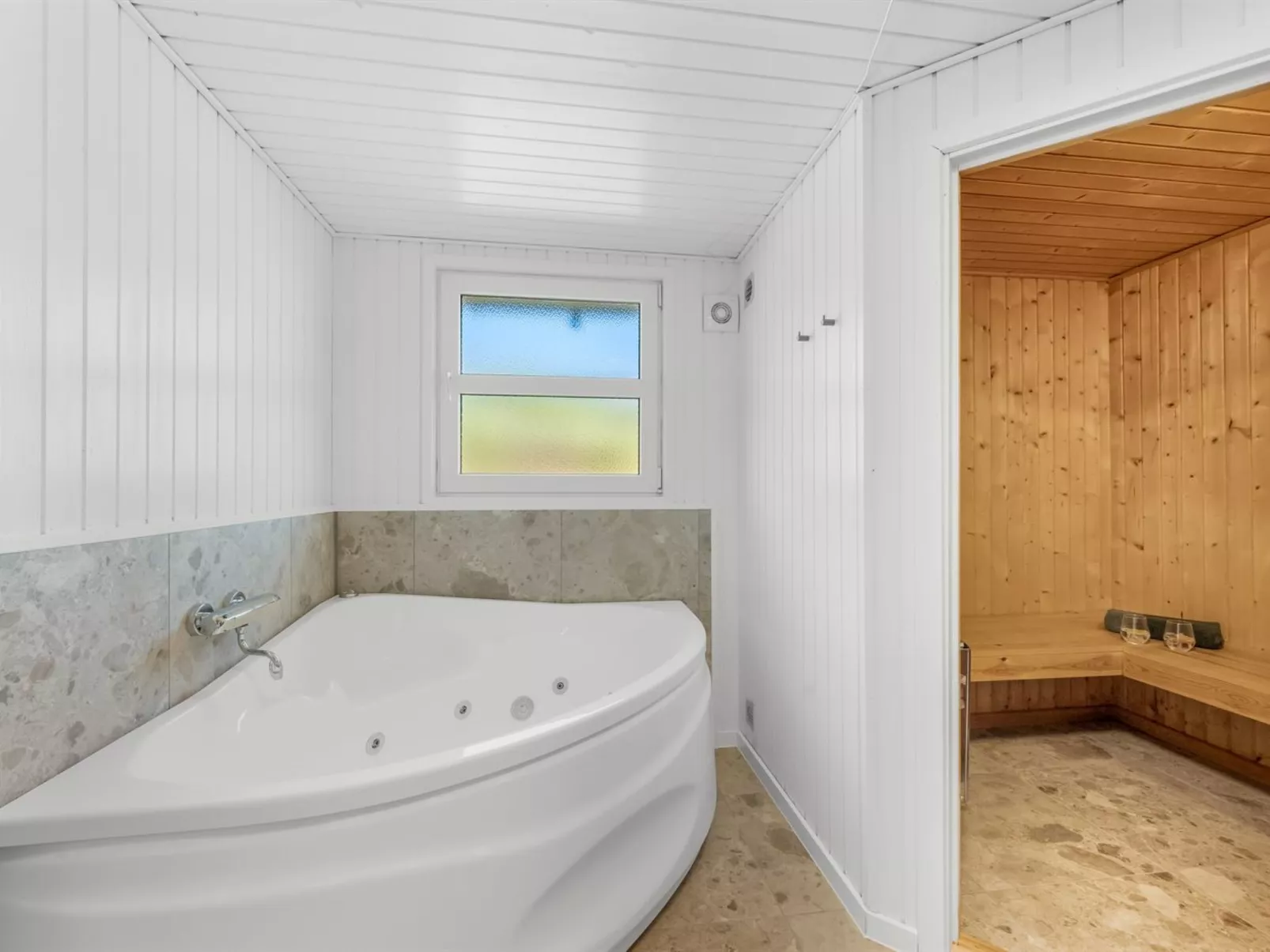 "Midja" - 800m from the sea - Binnen
