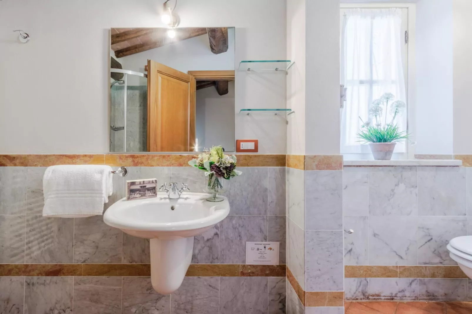 Anna Farmhouse Apartment in Wine Resort in Lucca - Badkamer