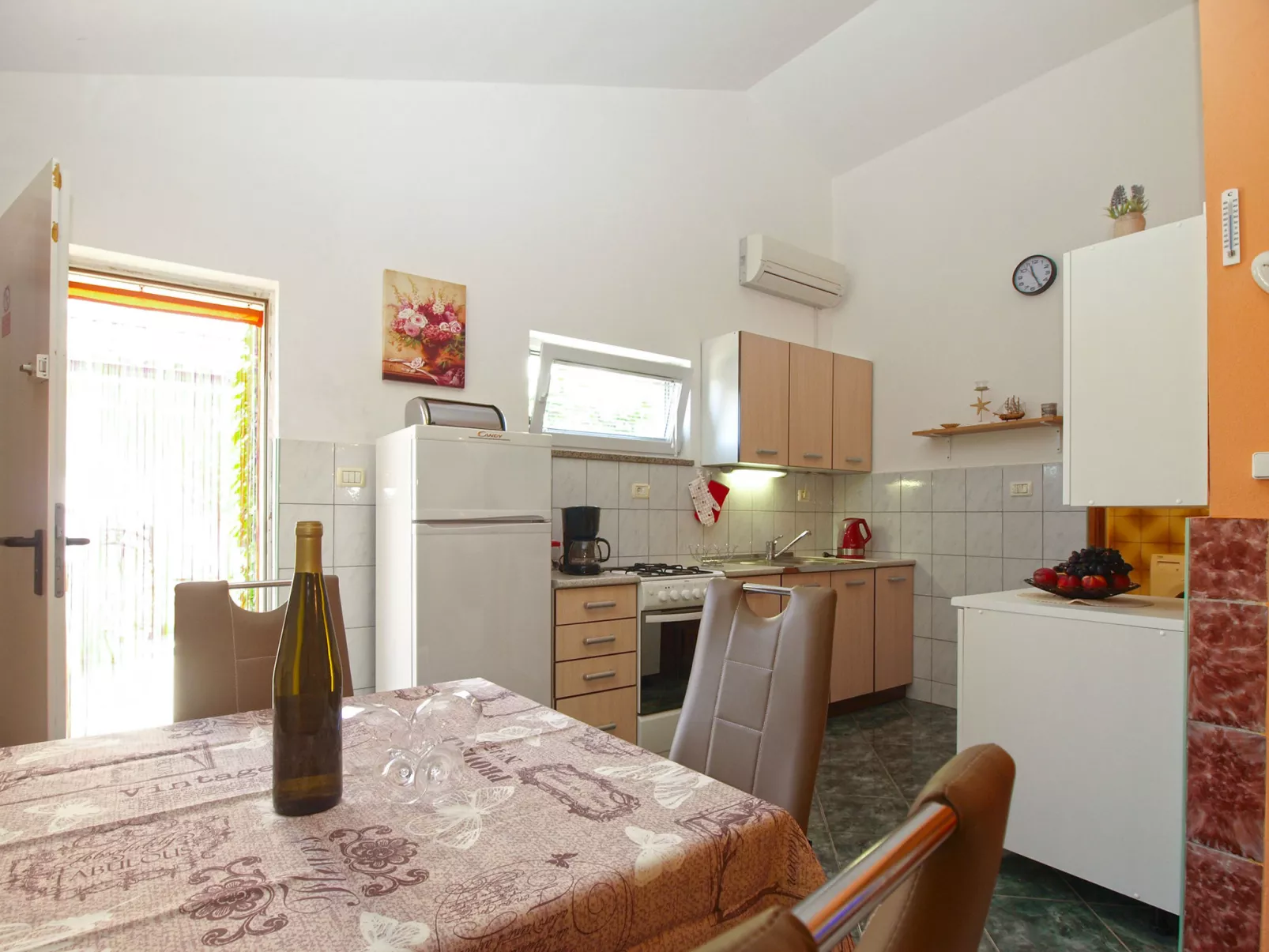 House 2106 - Binnen