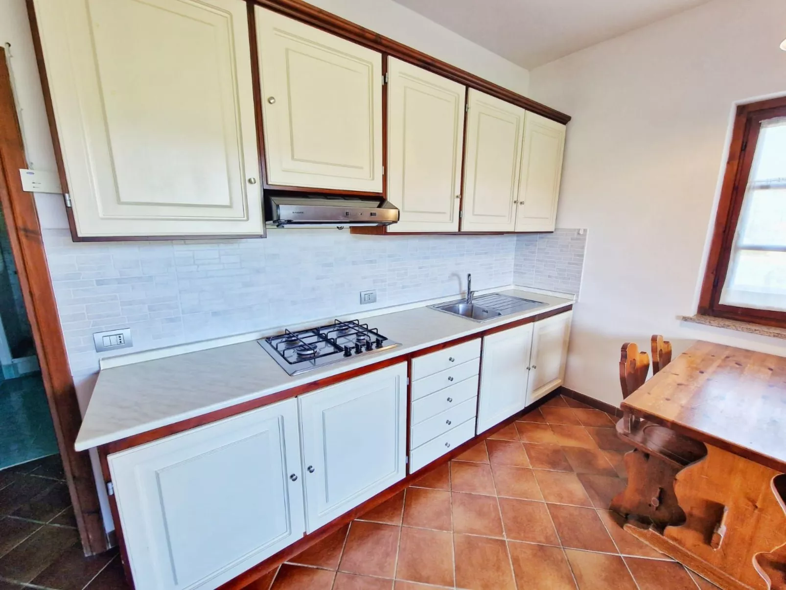 Zweizimmerwohnung mit Schlafzimmer mit Doppelbett und Schlafsofa - Image-tags.info