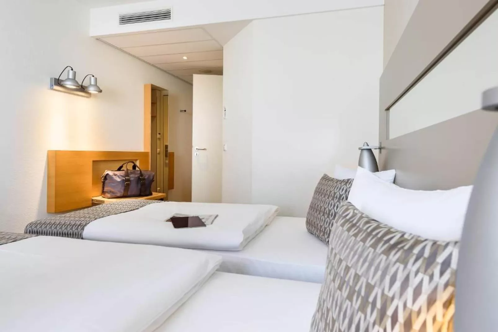 Hotel Düsseldorf - Double Room - Disability Access - Slaapkamer