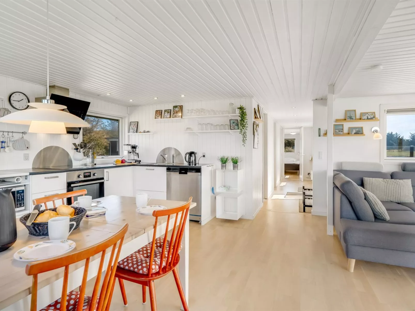 "Carelle" - 300m from the sea - Binnen