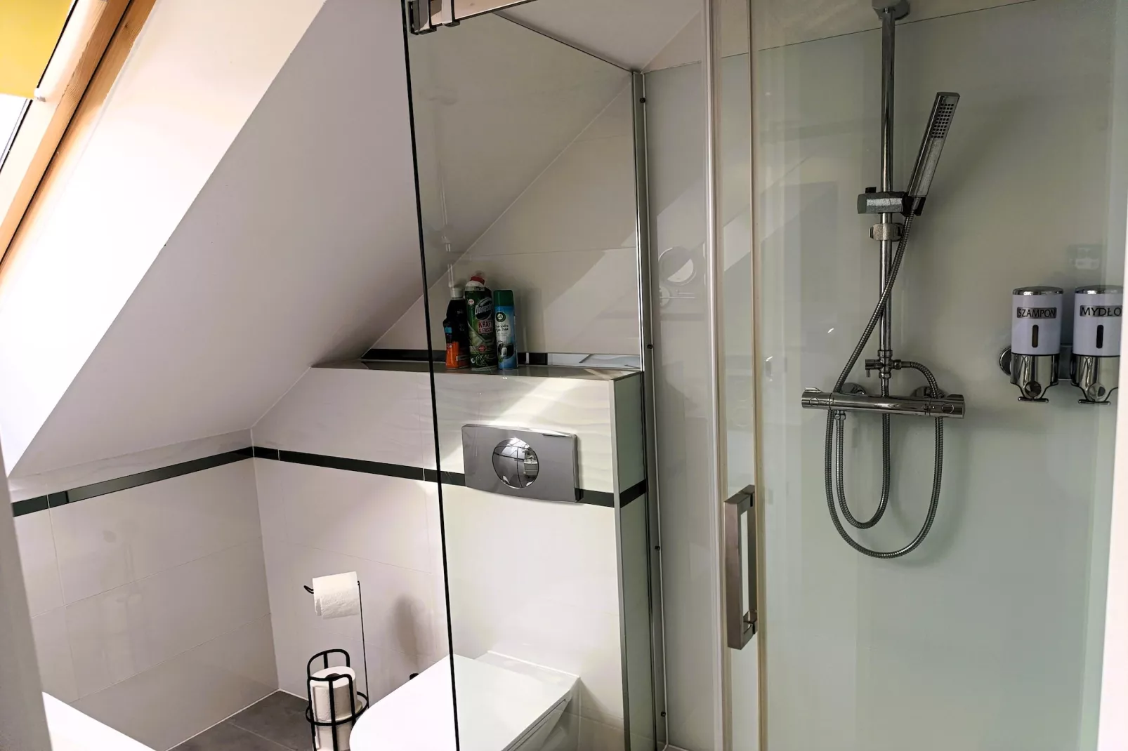 Komfortowy apartament dla 9 osób Międzywodzie II piętro - Badkamer