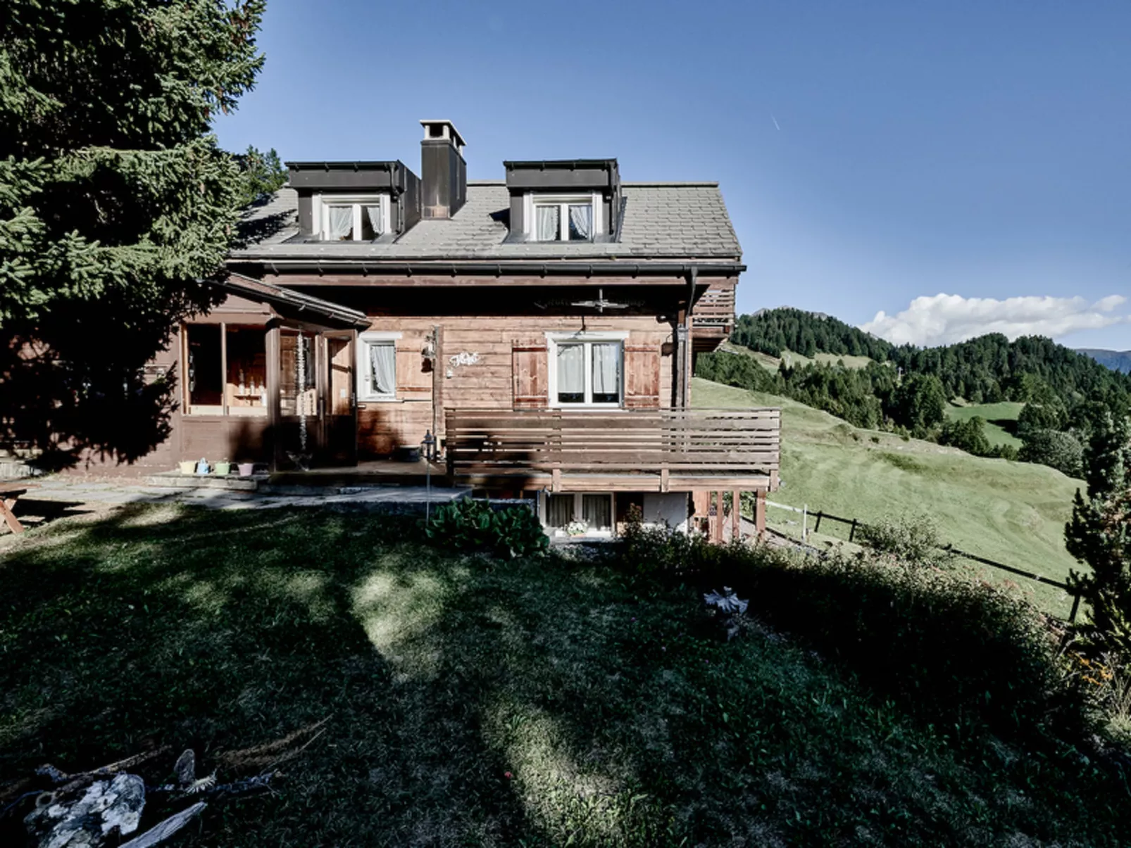 Chalet Lieuretta da Tscharfs, (Feldis). - Buiten