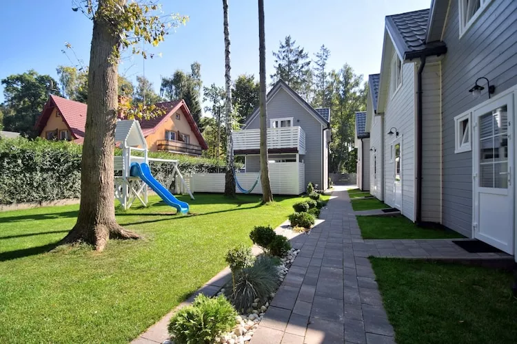 Piętrowe domki wakacyjne 3 plus 2 Pobierowo - Tuinen zomer