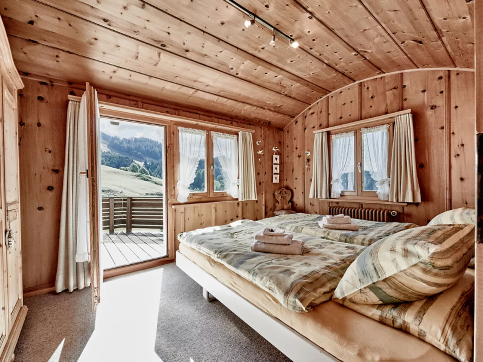 Chalet Lieuretta da Tscharfs, (Feldis). - Binnen