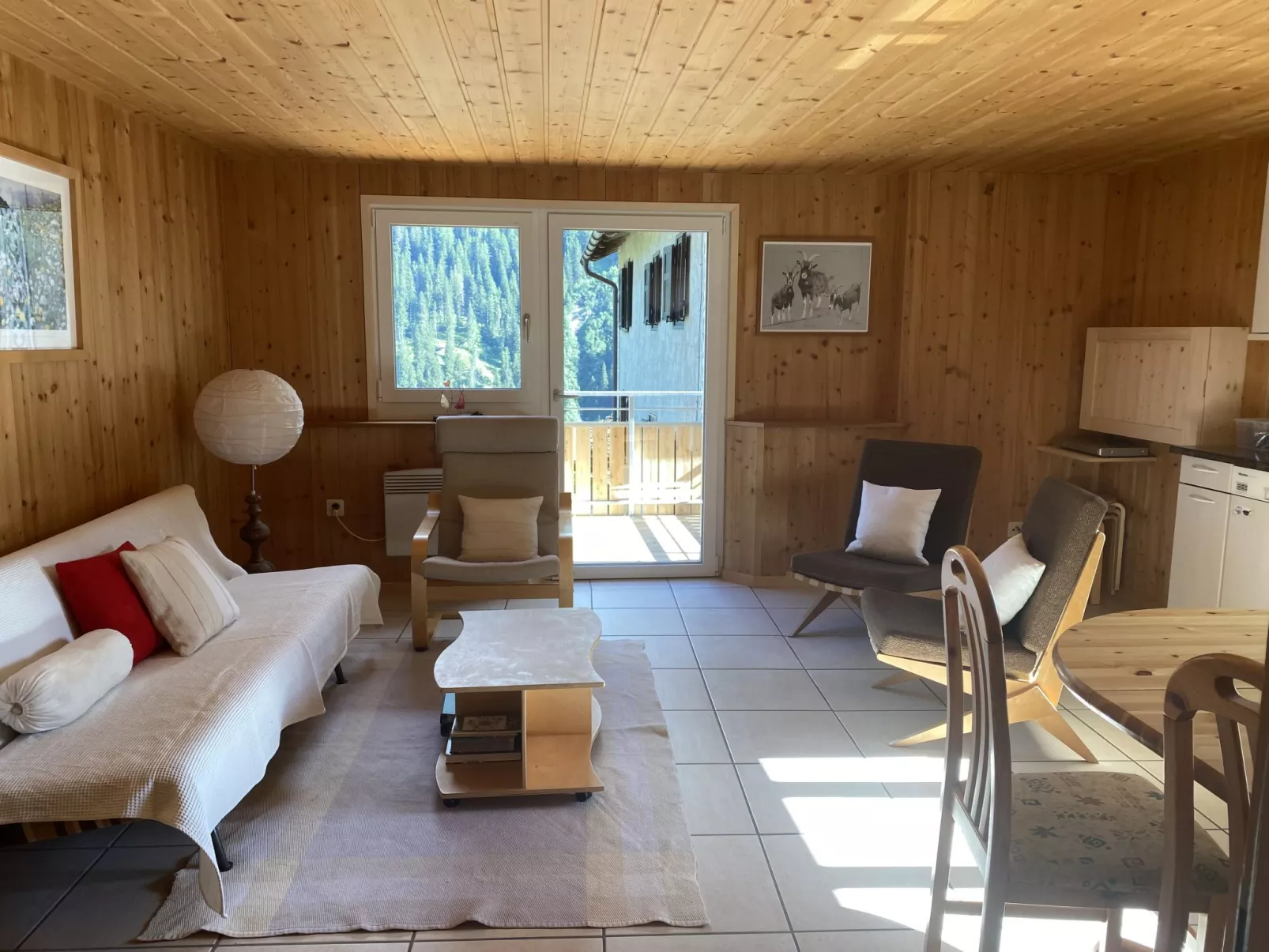 Ferienwohnungen Jörihus A&B, (Medels). - Binnen
