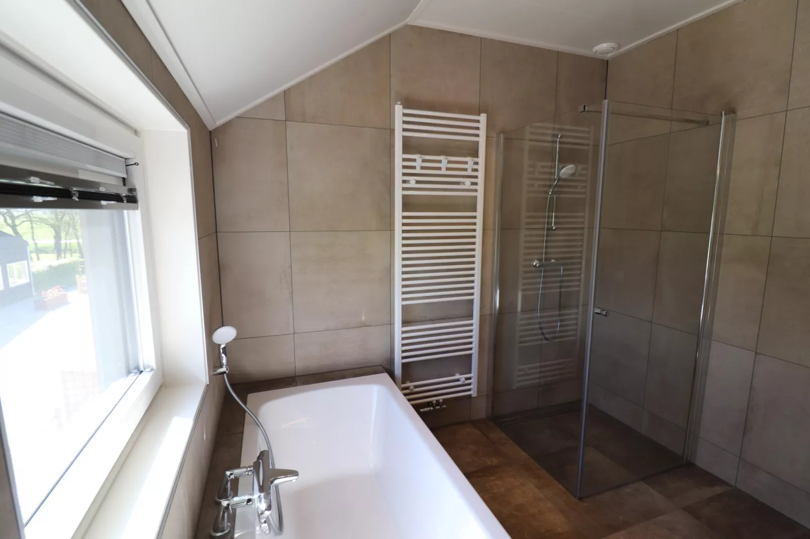 Moderne hoekvilla middenin Friesland - Badkamer
