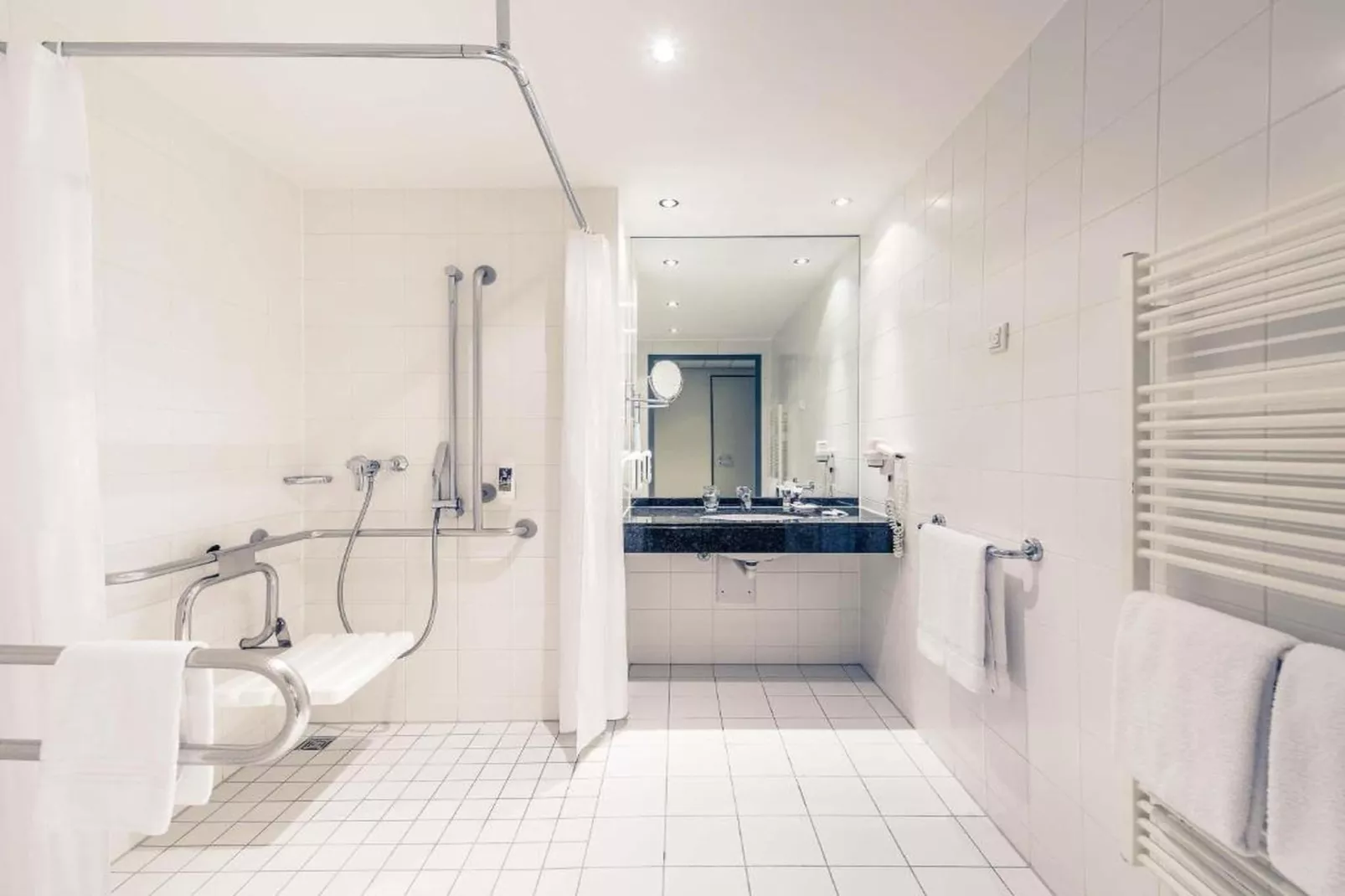 Hotel Düsseldorf - Double Room - Disability Access - Badkamer