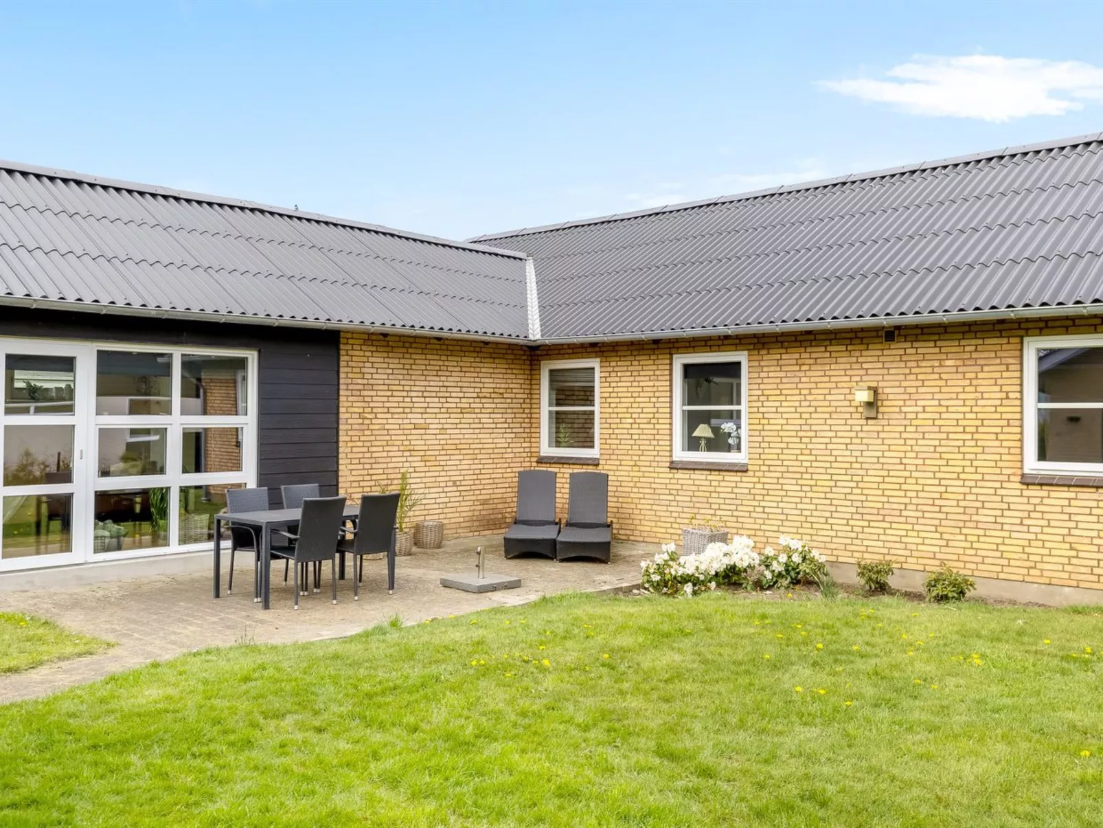 "Aina" - 20km from the sea - Buiten