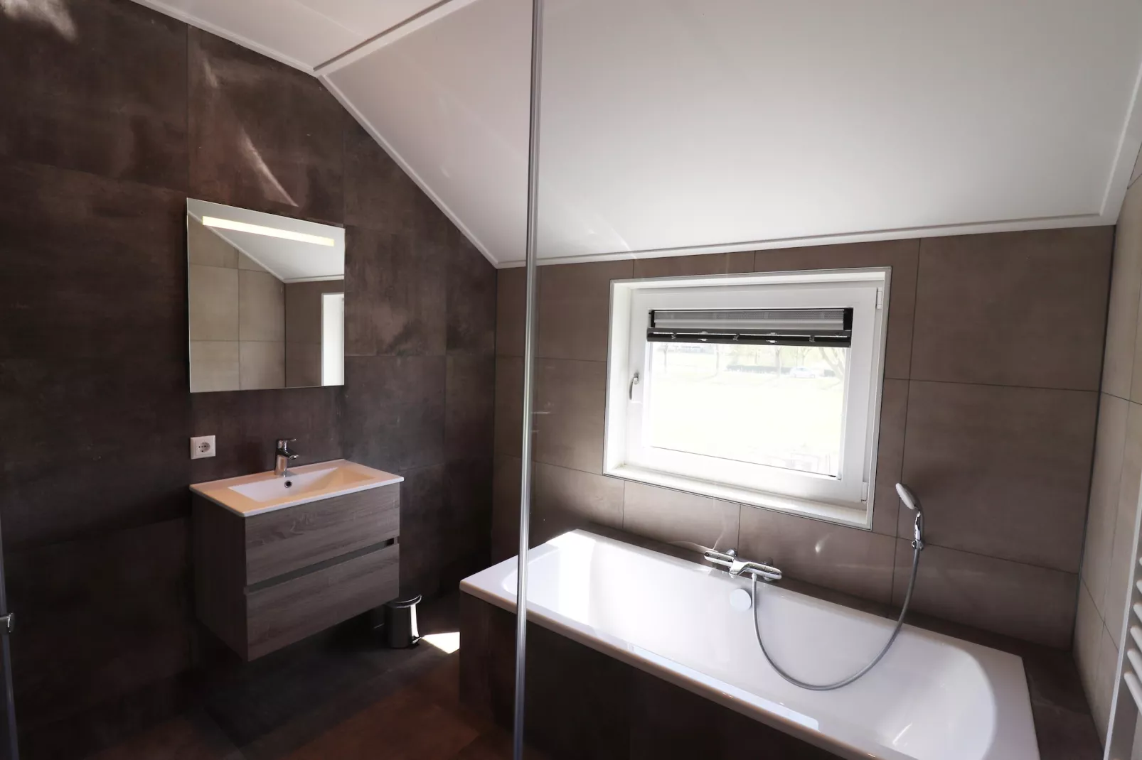 Moderne hoekvilla middenin Friesland - Badkamer