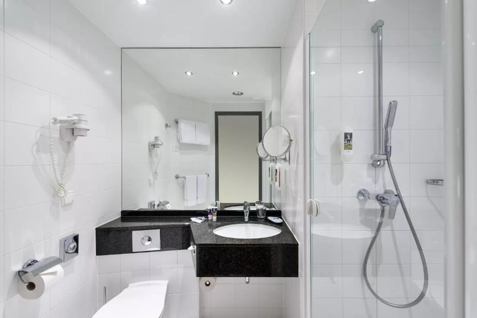 Hotel Düsseldorf - Double Room - Disability Access - Badkamer