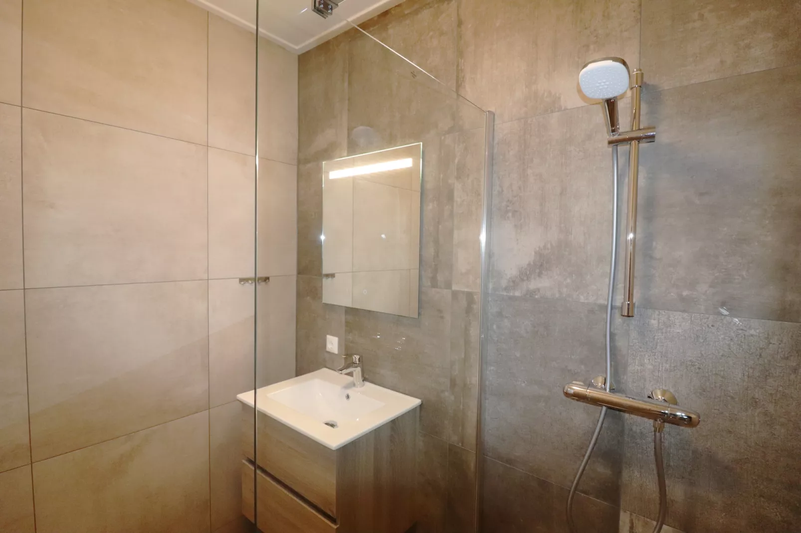 Moderne villa op het Friese platteland - Badkamer