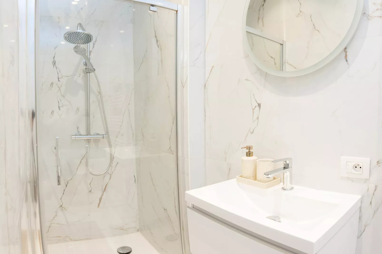One Lux Stay 2BR/ 2BA Antwerp near Central Station - Badkamer