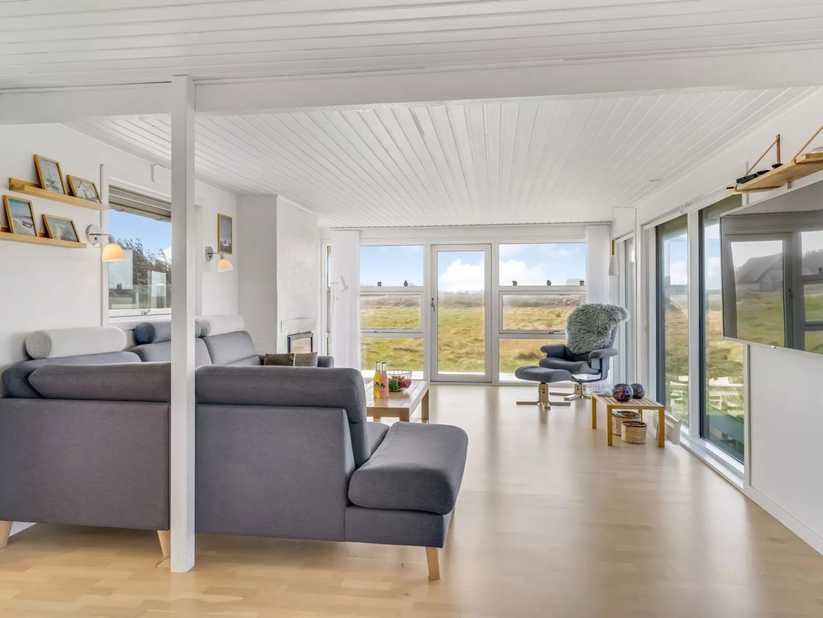 "Carelle" - 300m from the sea - Binnen